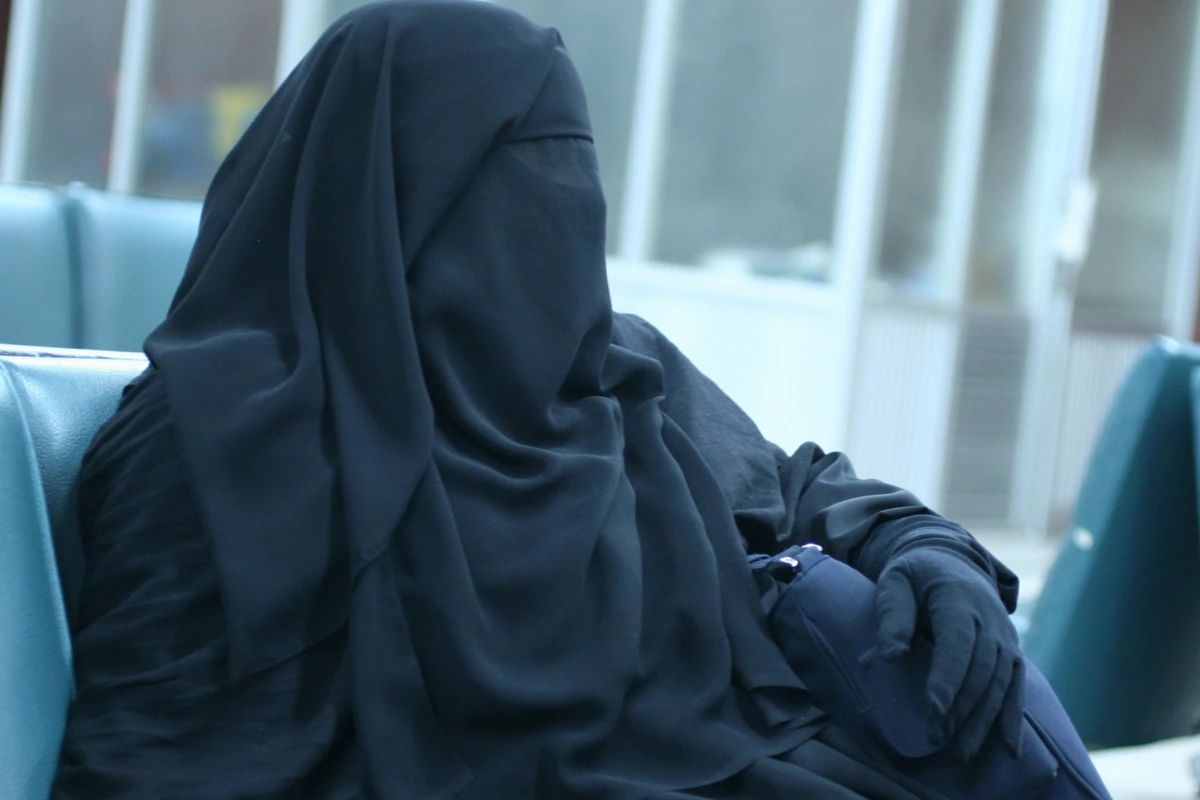 Bakı polisi qara niqabda “kişi” əli olan insanın kimliyini müəyyənləşdirdi - FOTO Bakı polisi qara niqabda “kişi” əli olan insanın kimliyini müəyyənləşdirdi - FOTO