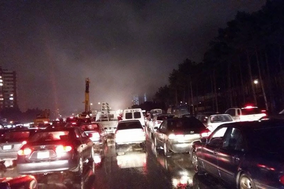 Bakıda bir sıra küçələrdə tıxac yaranıb, Bakıda bir sıra küçələrdə tıxac yaranıb,