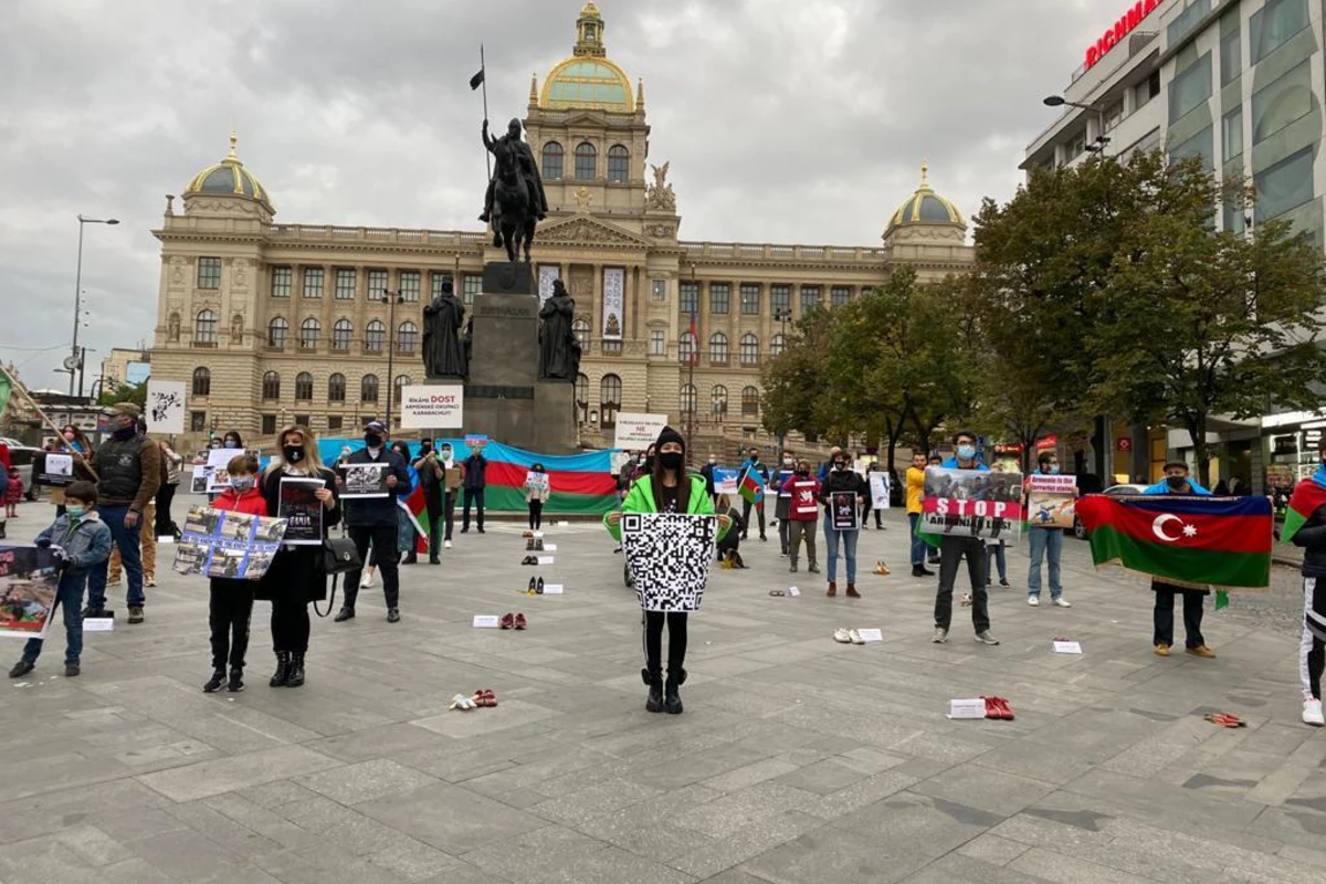 Çexiyada erməni vandalizminə etiraz - FOTO Çexiyada erməni vandalizminə etiraz - FOTO