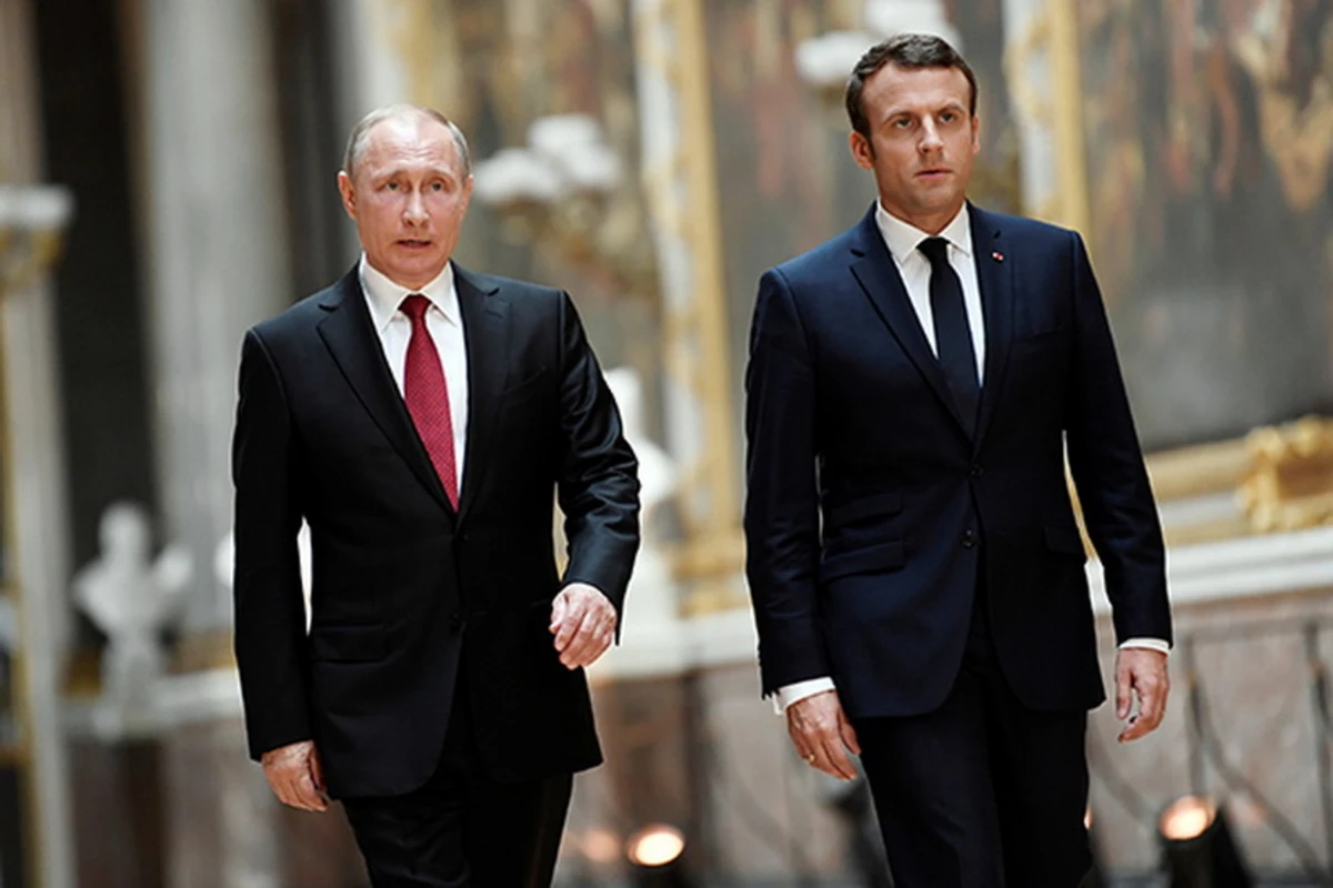 Путин и Макрон провели телефонный разговор