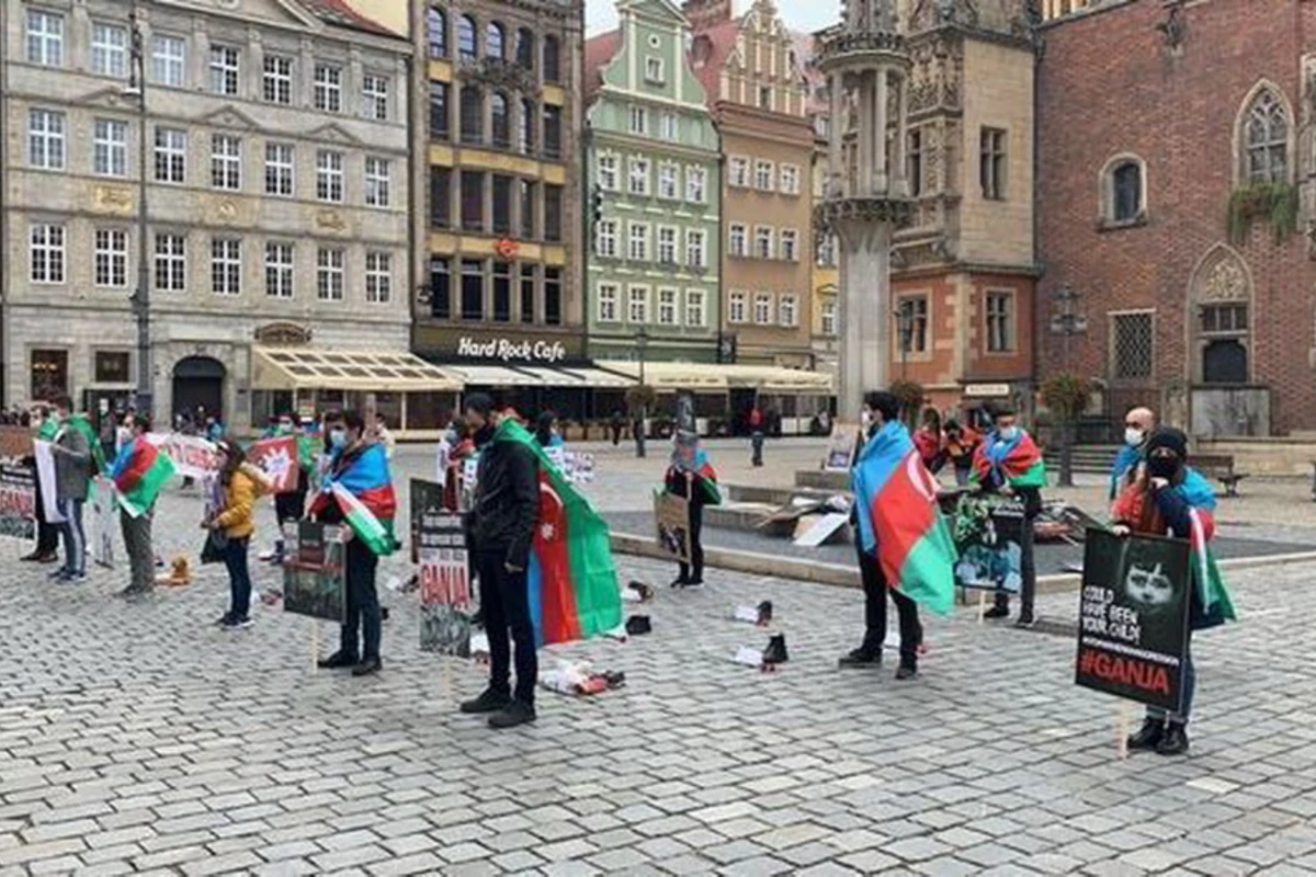 Азербайджанцы Польши выразили протест против террора, совершенного Арменией в Гяндже - ФОТО