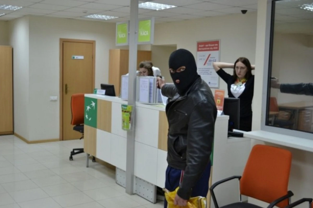 Gürcüstanda banka basqın edən silahlı şəxs polisə təslim olub