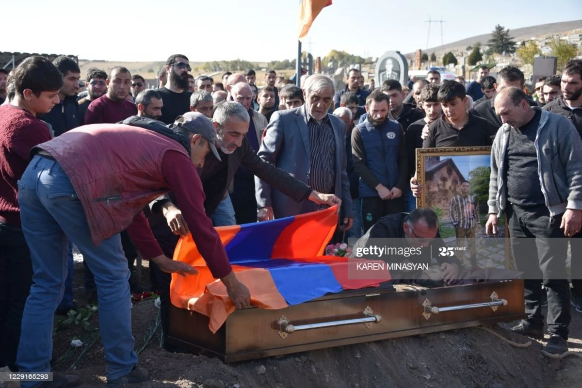 Ermənilər Qarabağda məhv edilən əsgərlərini kütləvi şəkildə dəfn edir - FOTO Ermənilər Qarabağda məhv edilən əsgərlərini kütləvi şəkildə dəfn edir - FOTO