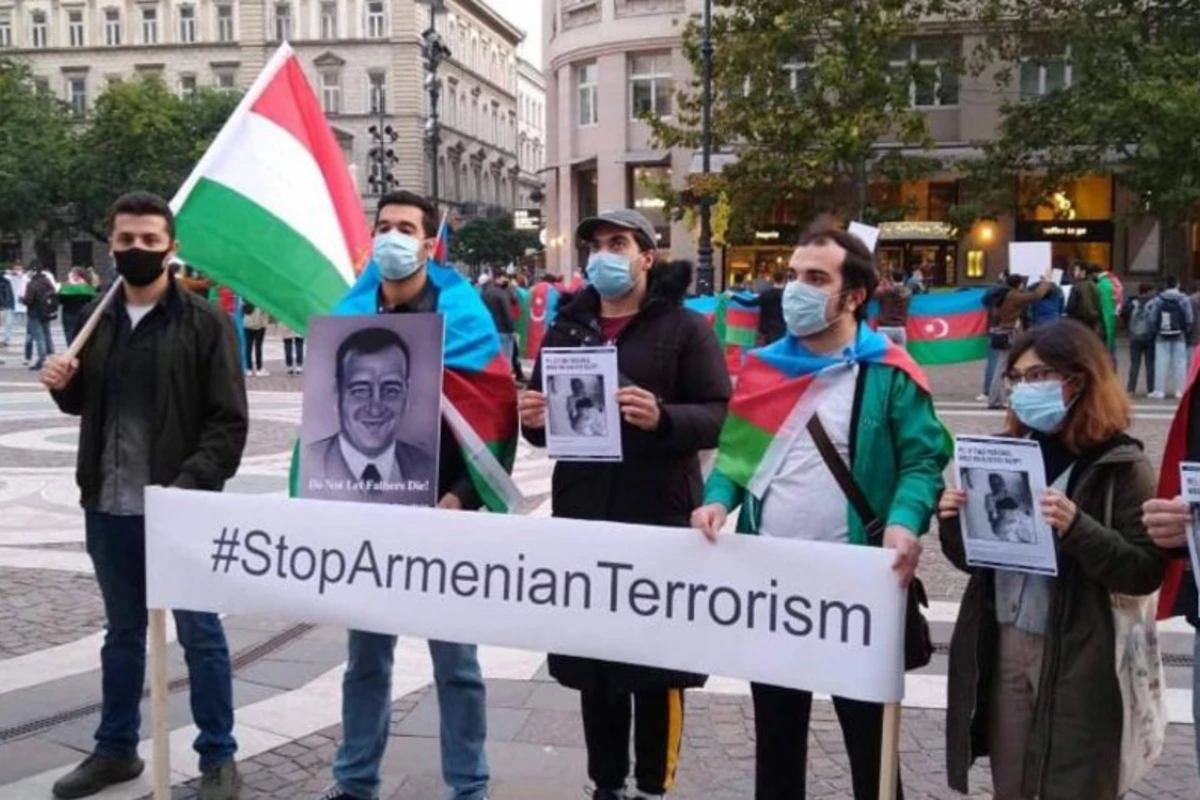 Budapeşt şəhərində Gəncə terroruna etiraz aksiyası keçirilib - FOTO Budapeşt şəhərində Gəncə terroruna etiraz aksiyası keçirilib - FOTO