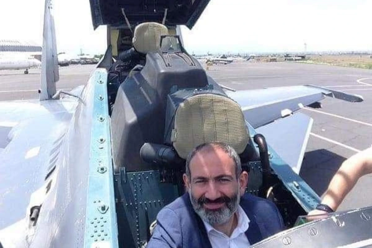 Одна за другой уничтожается военная техника, на фоне которой делал селфи Пашинян -  ФОТО