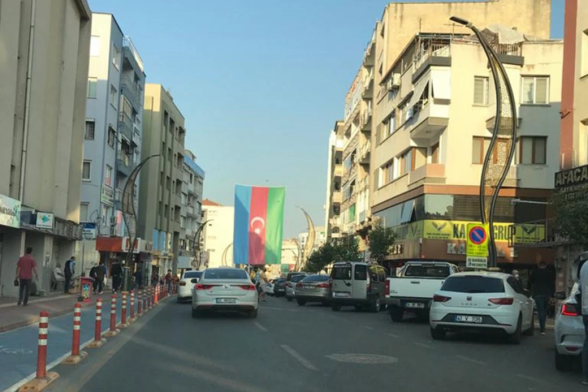 İzmirin mərkəzində Azərbaycan bayrağı dalğalanır - FOTO İzmirin mərkəzində Azərbaycan bayrağı dalğalanır - FOTO