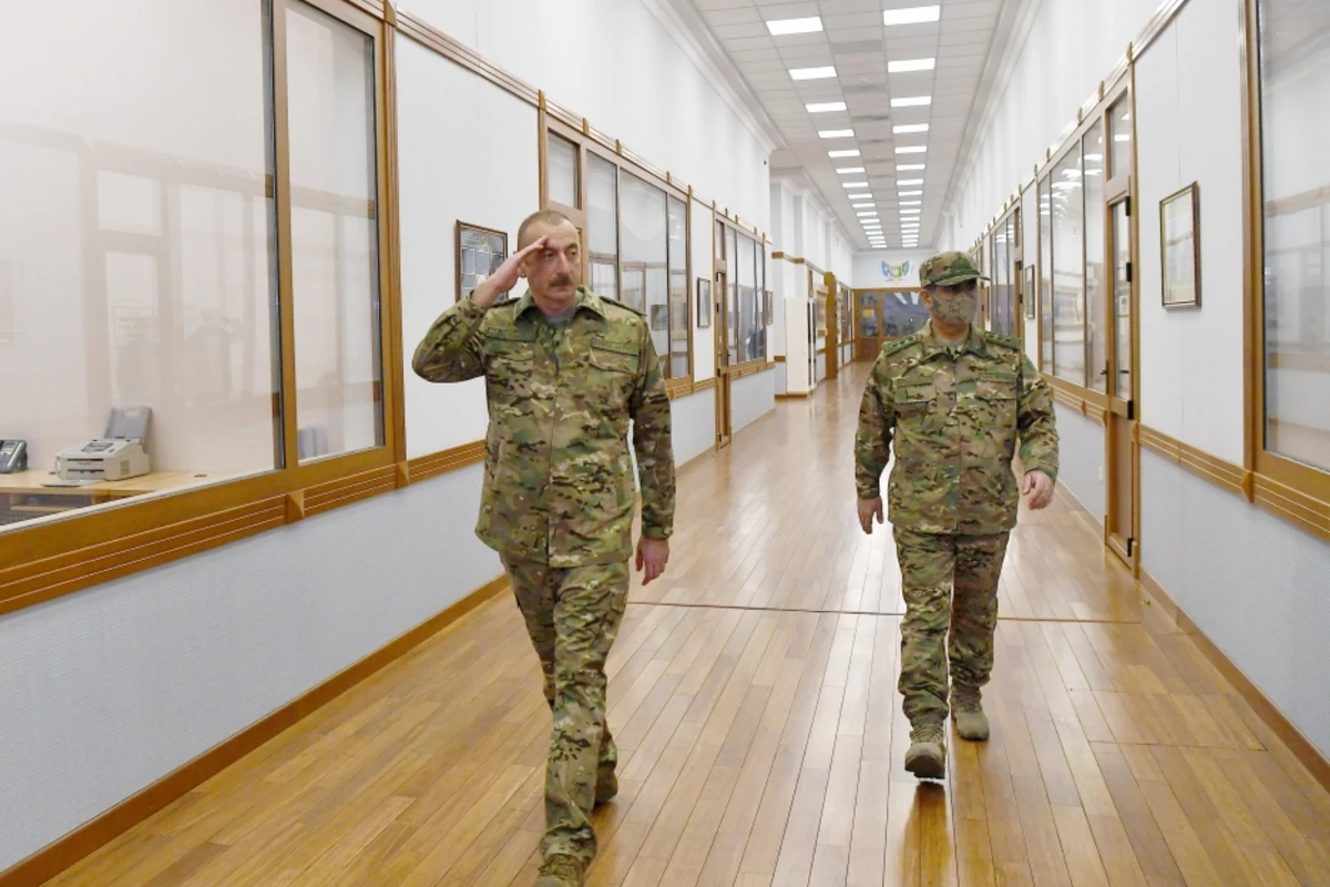 Prezindent Müdafiə Nazirliyinin Mərkəzi Komanda Məntəqəsində operativ müşavirə keçirib - FOTO Prezindent Müdafiə Nazirliyinin Mərkəzi Komanda Məntəqəsində operativ müşavirə keçirib - FOTO