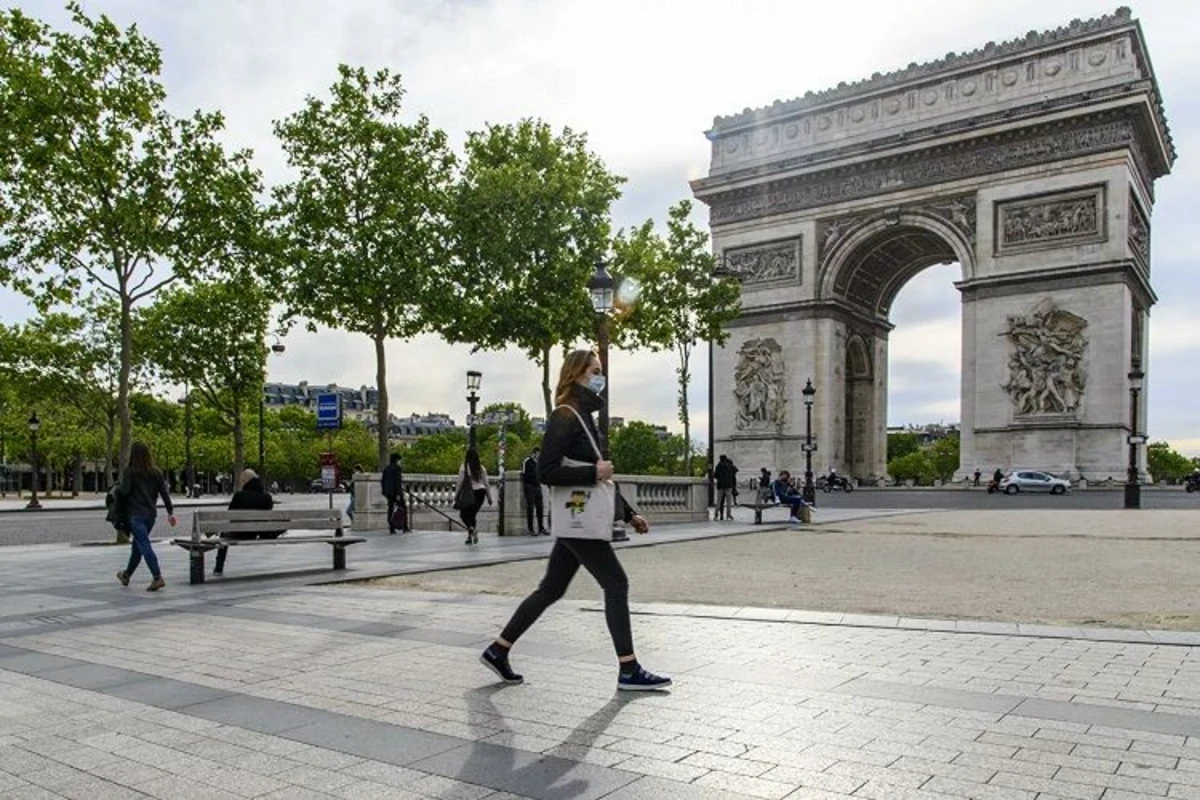 Parisdə bomba həyəcanı ilə əlaqədar Şarl de Qoll meydanı boşaldılıb Parisdə bomba həyəcanı ilə əlaqədar Şarl de Qoll meydanı boşaldılıb