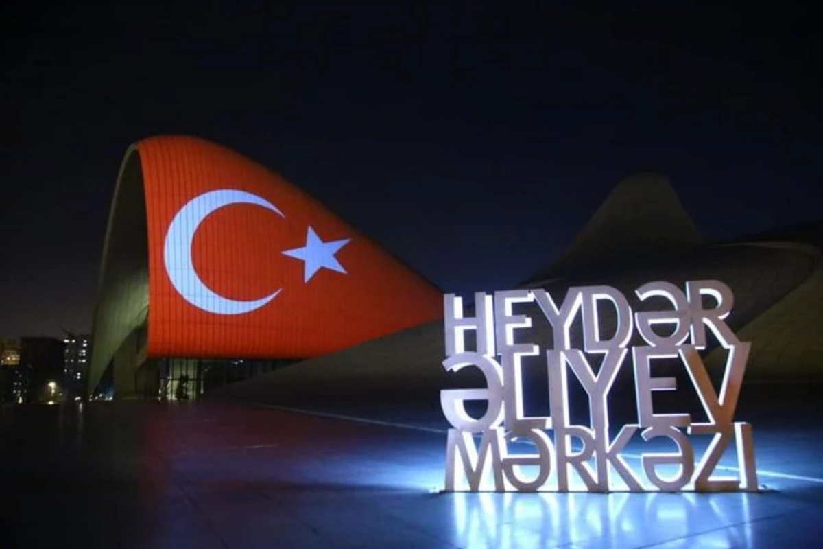 Heydər Əliyev Mərkəzinin binası üzərinə Türkiyə bayrağı proyeksiya olunub
