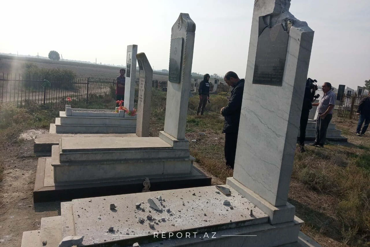 Армяне выпустили ракеты по Агджебеди, разрушено кладбище - ФОТО