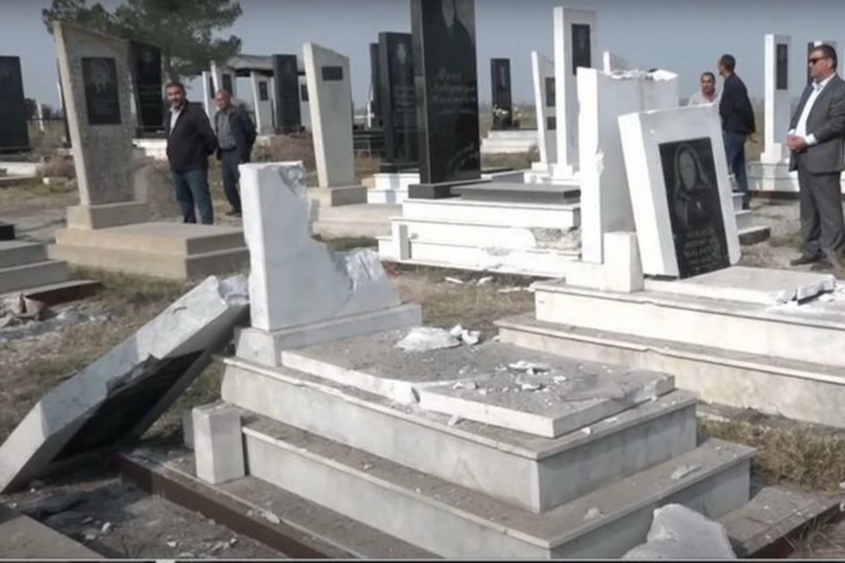 Кадры кладбища в Агджебеди, подвергшегося вражескому ракетному обстрелу - ВИДЕО