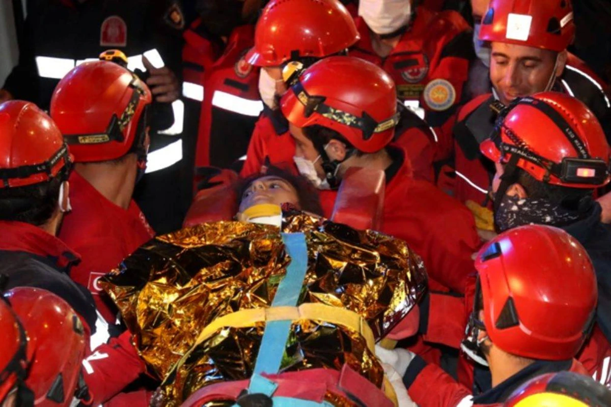 İzmir zəlzələsində 14 yaşlı uşaq 58 saatdan sonra sağ tapıldı - VİDEO