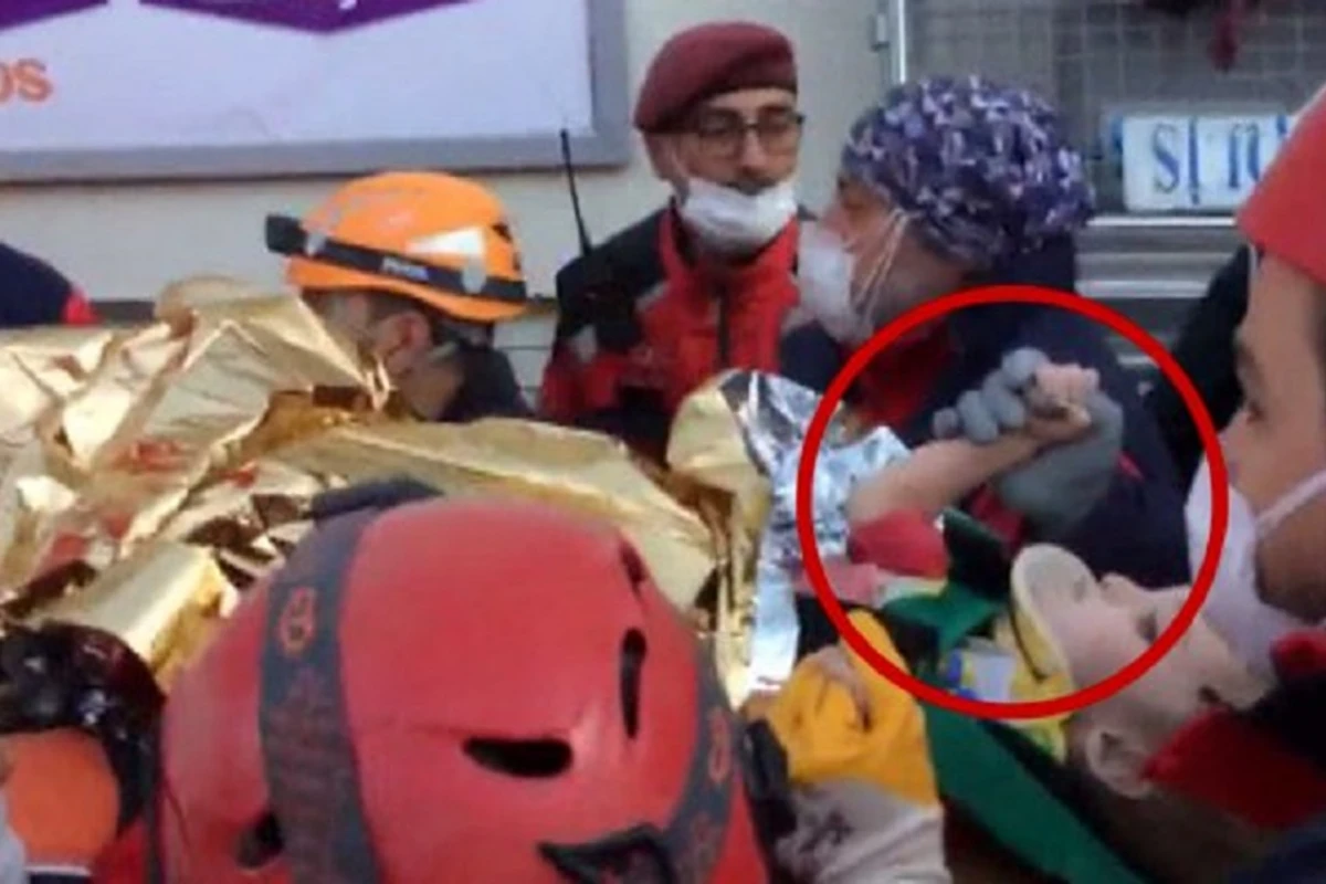 İzmirdə 65 saat sonra möcüzə: 3 yaşlı Elif dağıntılar altından sağ çıxarıldı - VİDEO