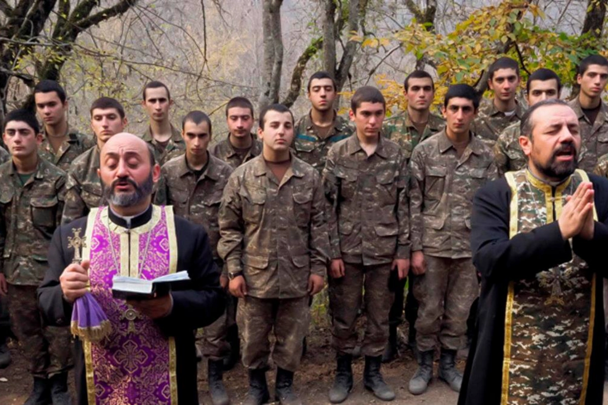 Erməni əsgərləri üzündə qorxu və kədərlə müharibəyə yola salınır - VİDEO