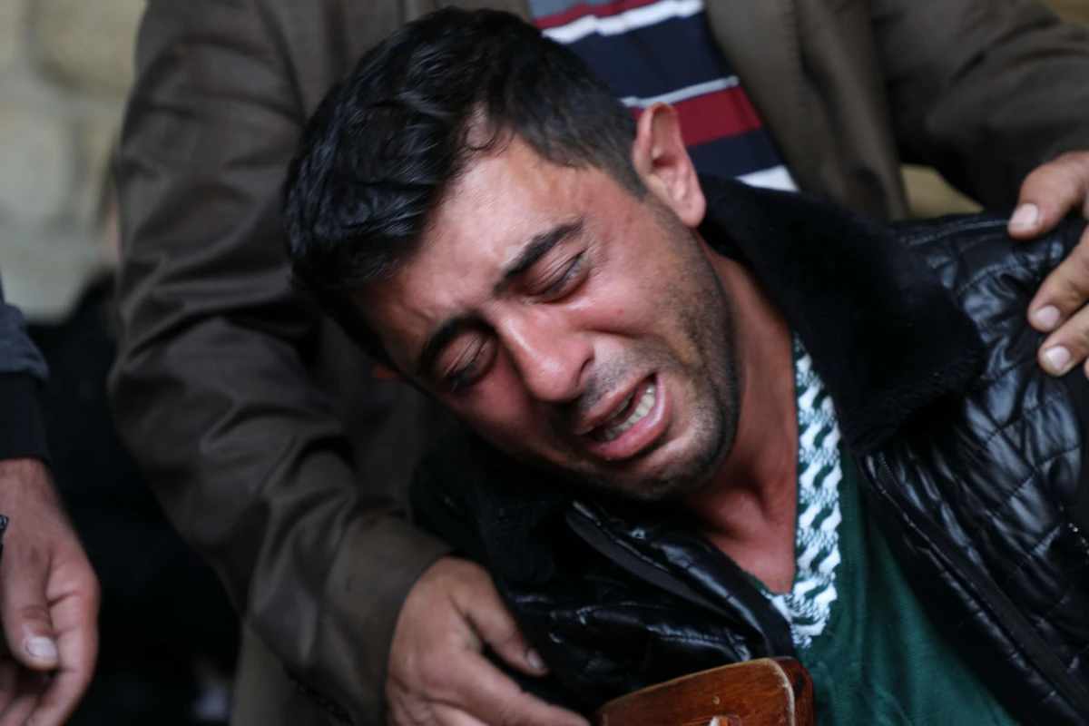 Fransız fotoqraf : “7 yaşlı Aysu atası Rövşənə artıq çiçək gətirməyəcək”- FOTO