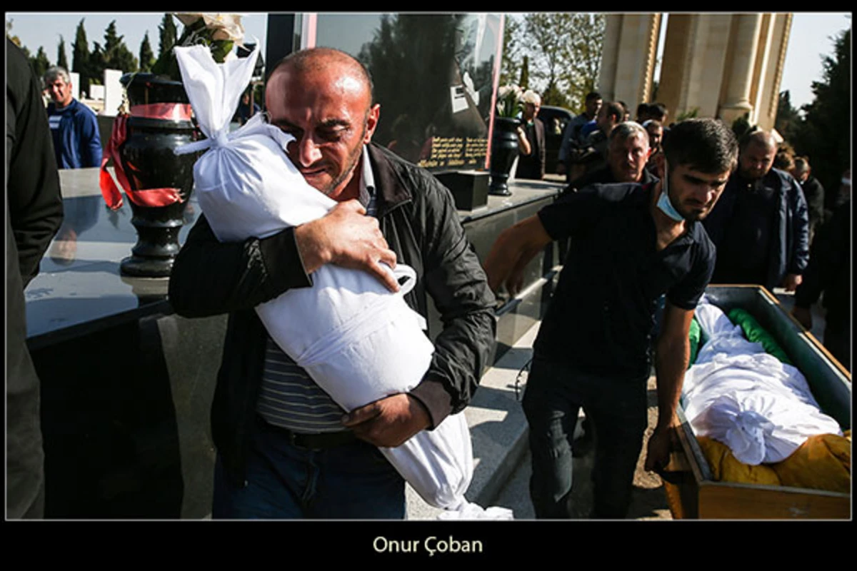 Gəncə terrorunda çəkilən şəkil “ayın fotosu” seçildi