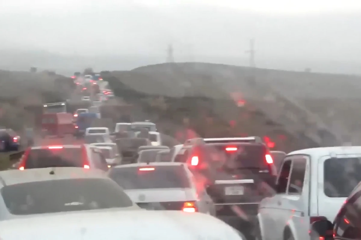 Ermənilər Xankəndidən belə qaçır - Yollar maşınlarla doludur - VİDEO
