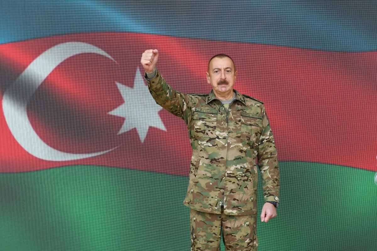 Prezident: Dəmir yumruqla düşmənin başını əzirik və əzəcəyik!