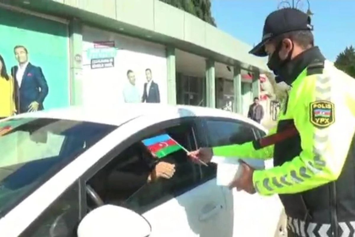 Cəlilabad polisi sürücülərə bayraq bağışladı - FOTO