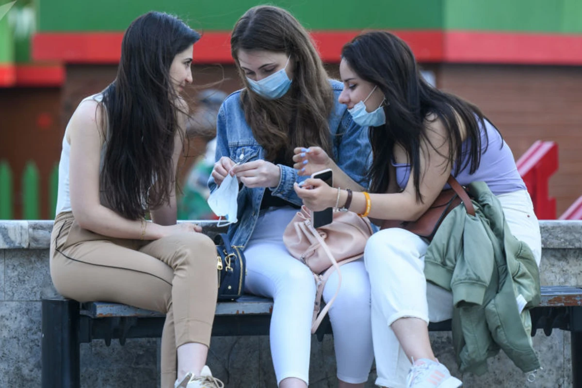 SMS icazə bərpa olunmalı - Maskanı təsbeh kimi fırladanlar cərimələnməlidir SMS icazə bərpa olunmalı - Maskanı təsbeh kimi fırladanlar cərimələnməlidir