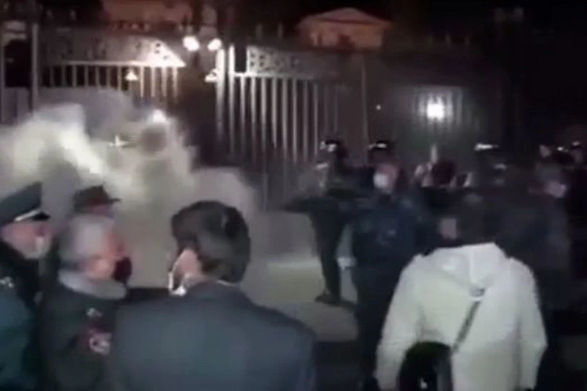 В Ереване полиция применила слезоточивый газ против митингующих – ВИДЕО