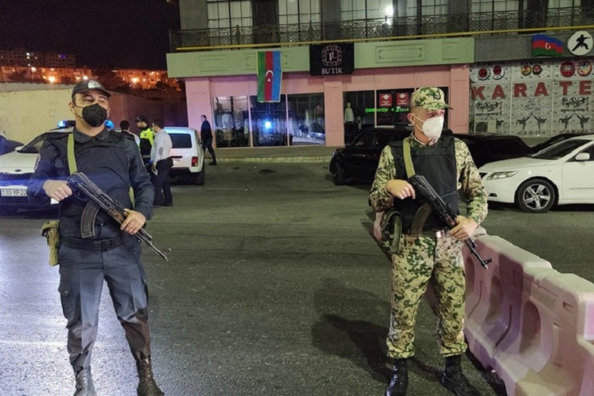 Bakıda polis komendant saatını pozan sürücünü xəbərdarlıq atəşi ilə saxlayıb - VİDEO