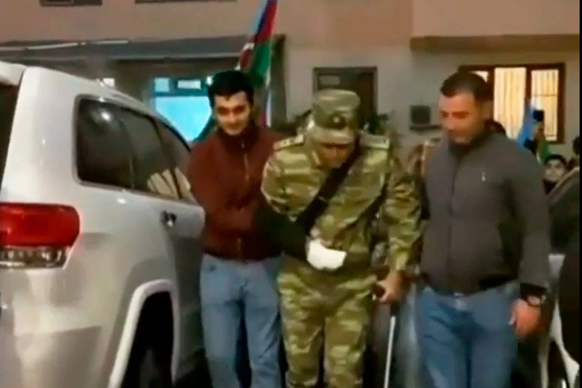 Yaralı zabitimiz alqışlarla evinə qayıtdı - VİDEO