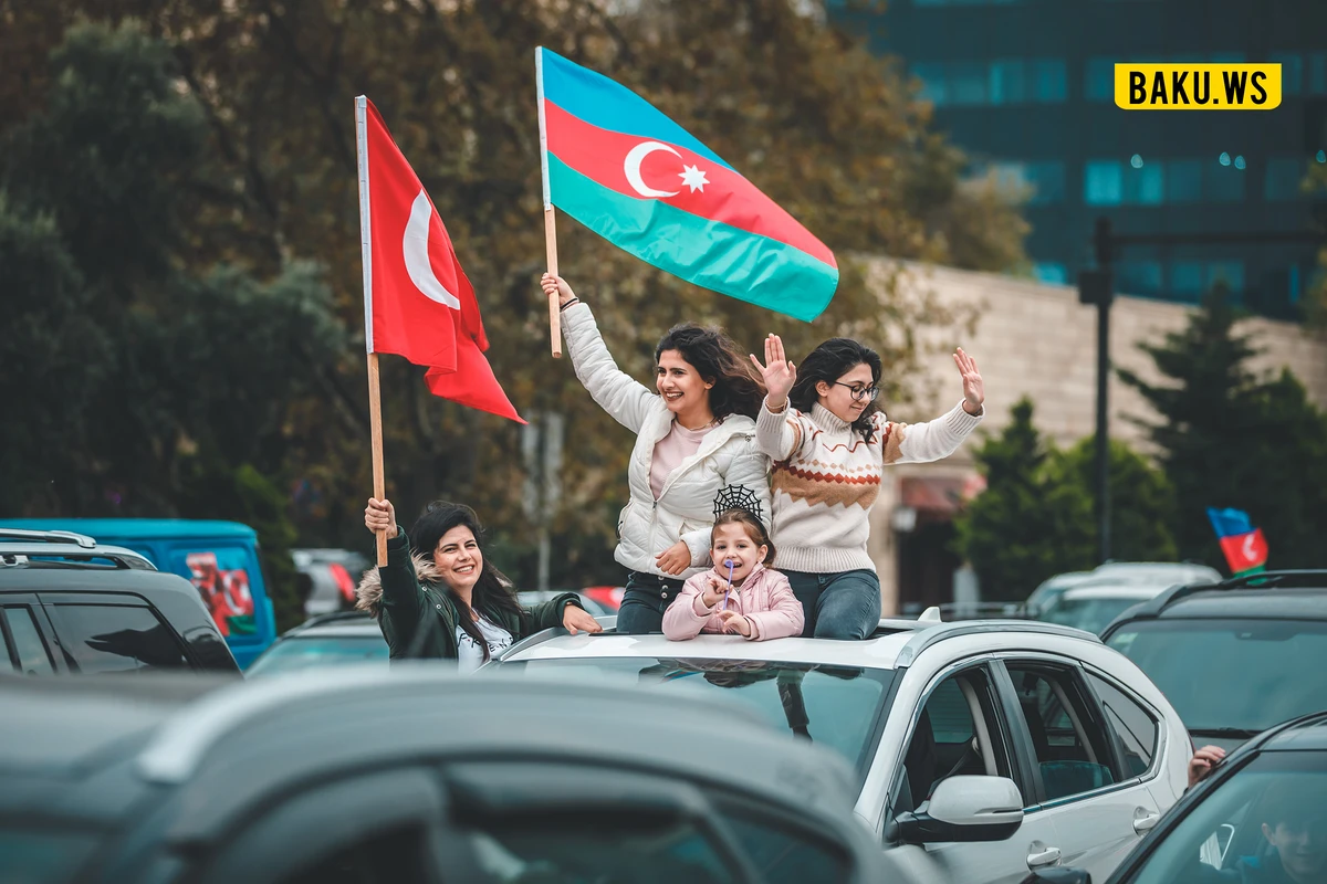 Bakıda qələbə sevinci belə qeyd edildi - FOTO Bakıda qələbə sevinci belə qeyd edildi - FOTO