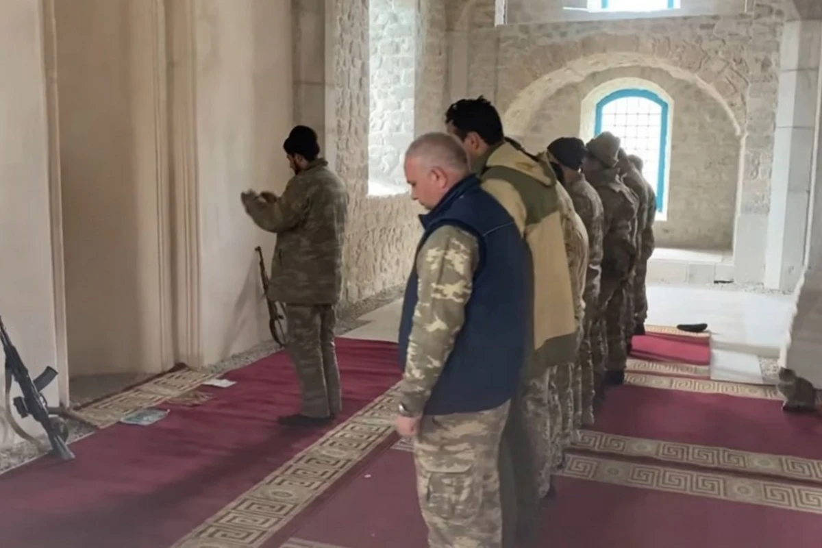28 ildən sonra Şuşada cümə namazı qılındı - VİDEO 28 ildən sonra Şuşada cümə namazı qılındı - VİDEO