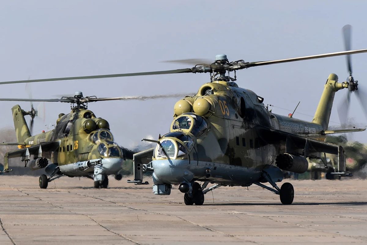 Российские вертолеты сопровождают колонны миротворцев, задействованных в Карабахе - ВИДЕО