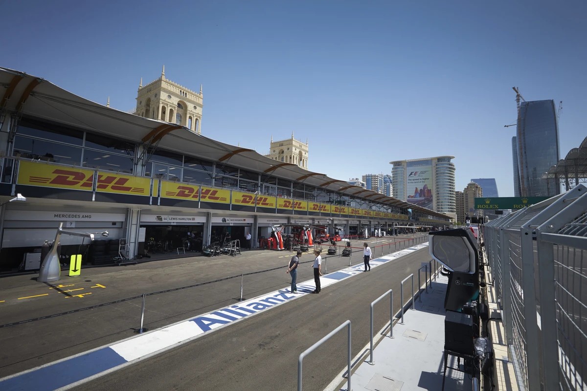 Azadlıq Meydanındakı “Formula-1” “pit-stop”u sökülür Azadlıq Meydanındakı “Formula-1” “pit-stop”u sökülür