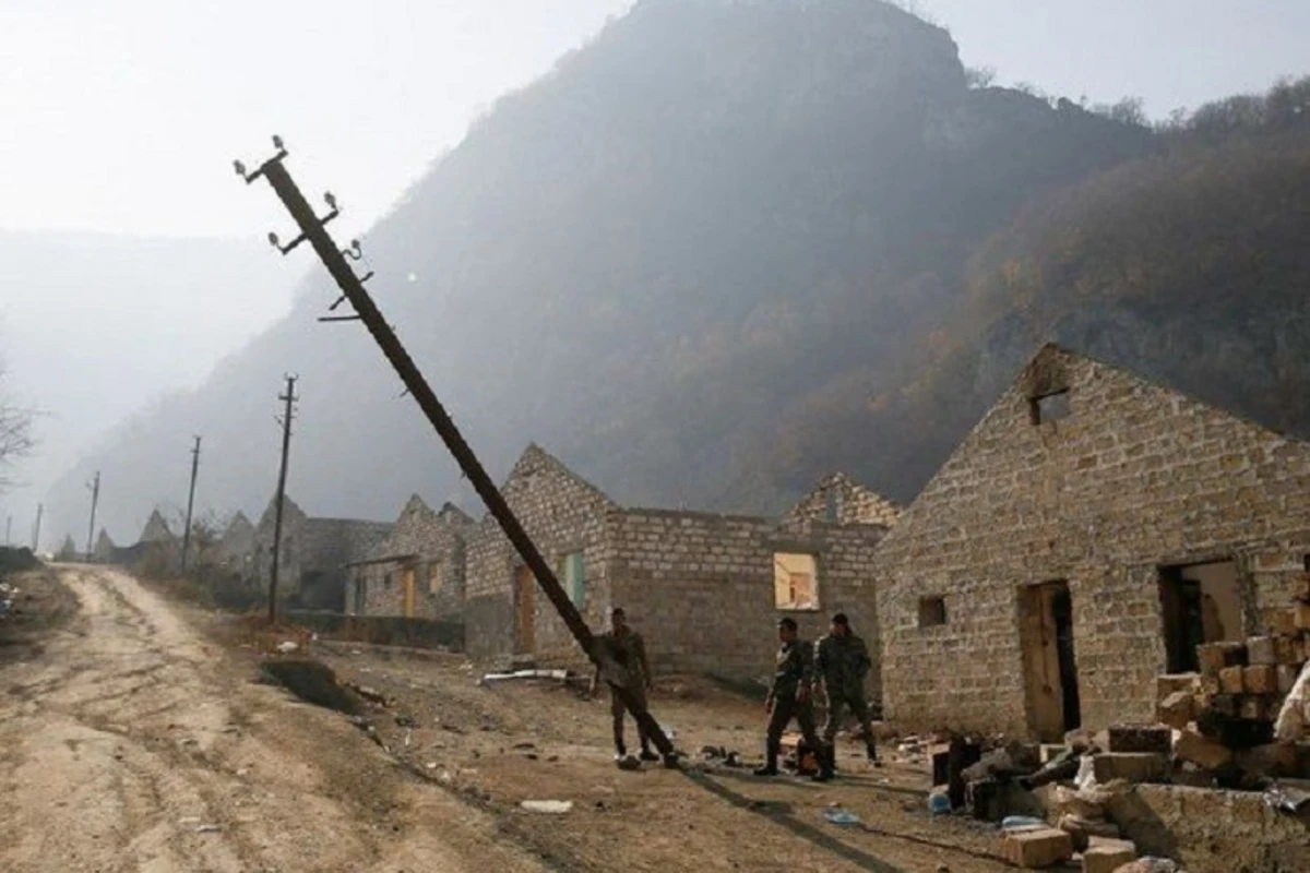 Ermənilər Kəlbəcərdə elektrik dirəklərini dağıdırlar Ermənilər Kəlbəcərdə elektrik dirəklərini dağıdırlar
