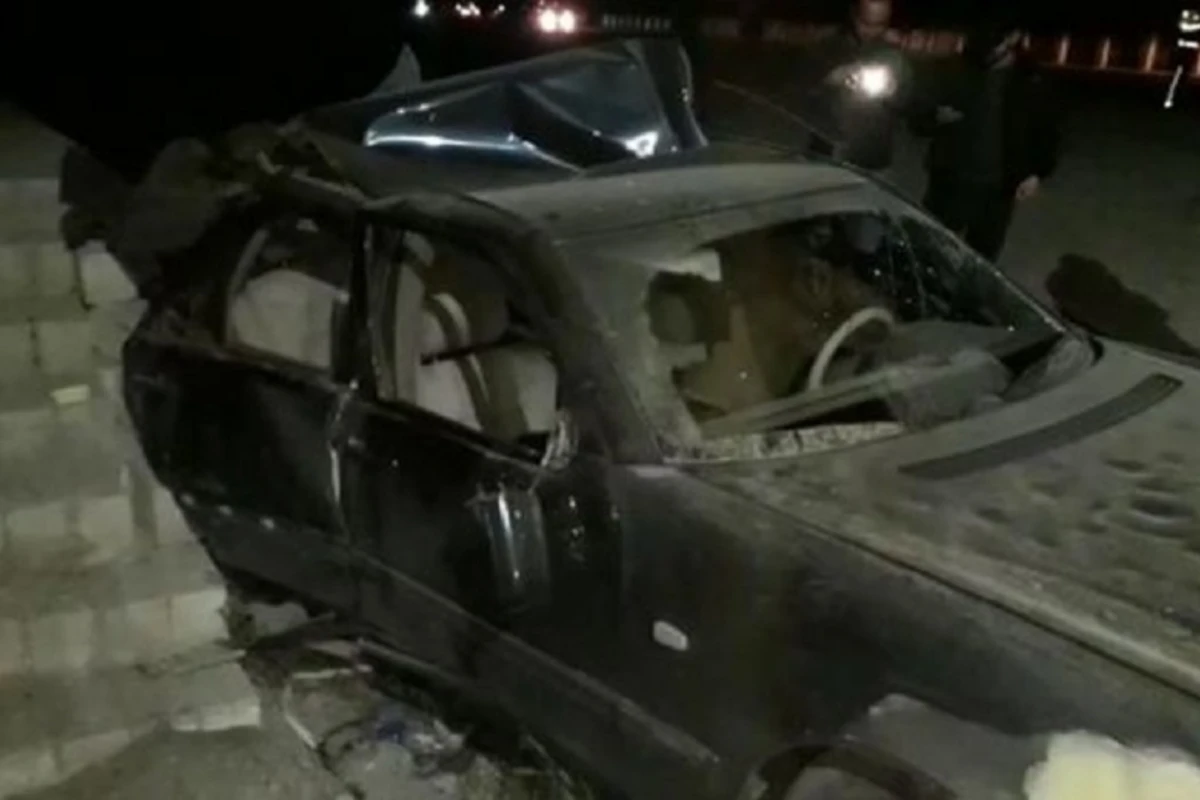“Mercedes” yol kənarındakı tikiliyə çırpıldı: Xəsarət alan var - VİDEO