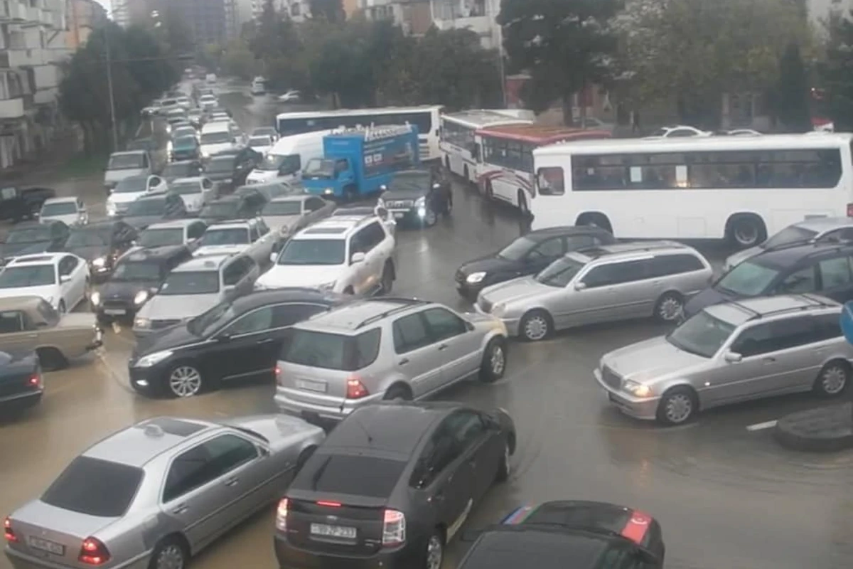 Bakıda yağış yollarda problemlər yaratdı - FOTO