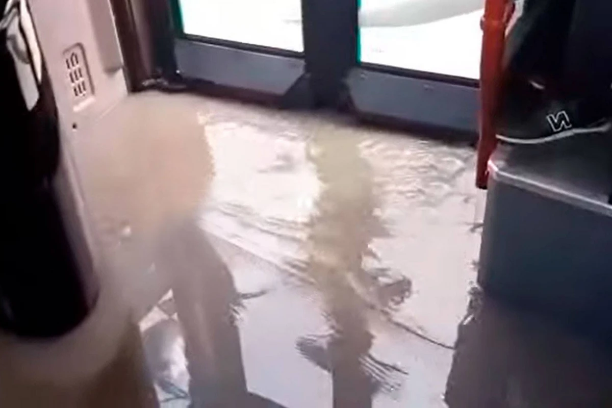 В Баку дождь затопил салон автобуса - ВИДЕО