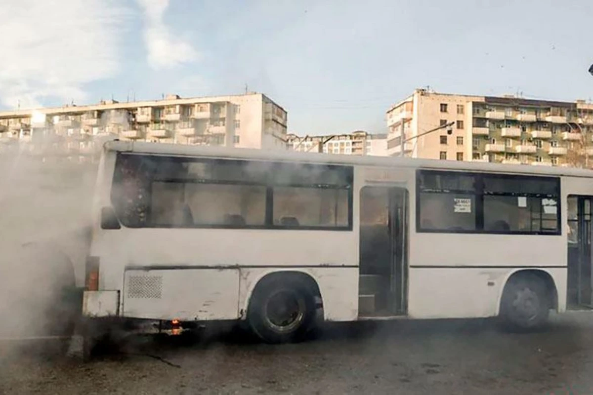 Bakıda sərnişin avtobusu yanıb