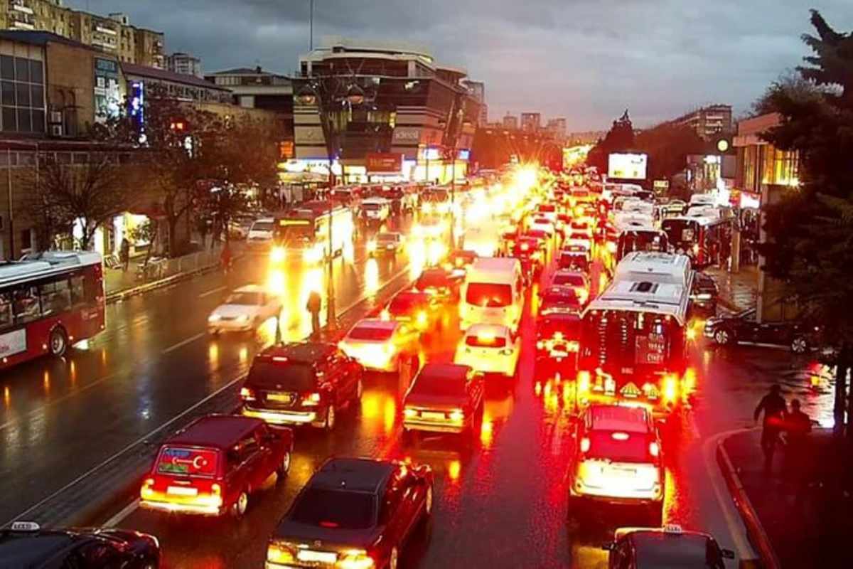 Paytaxın bir sıra küçə və prospektlərində sıxlıq müşahidə olunur