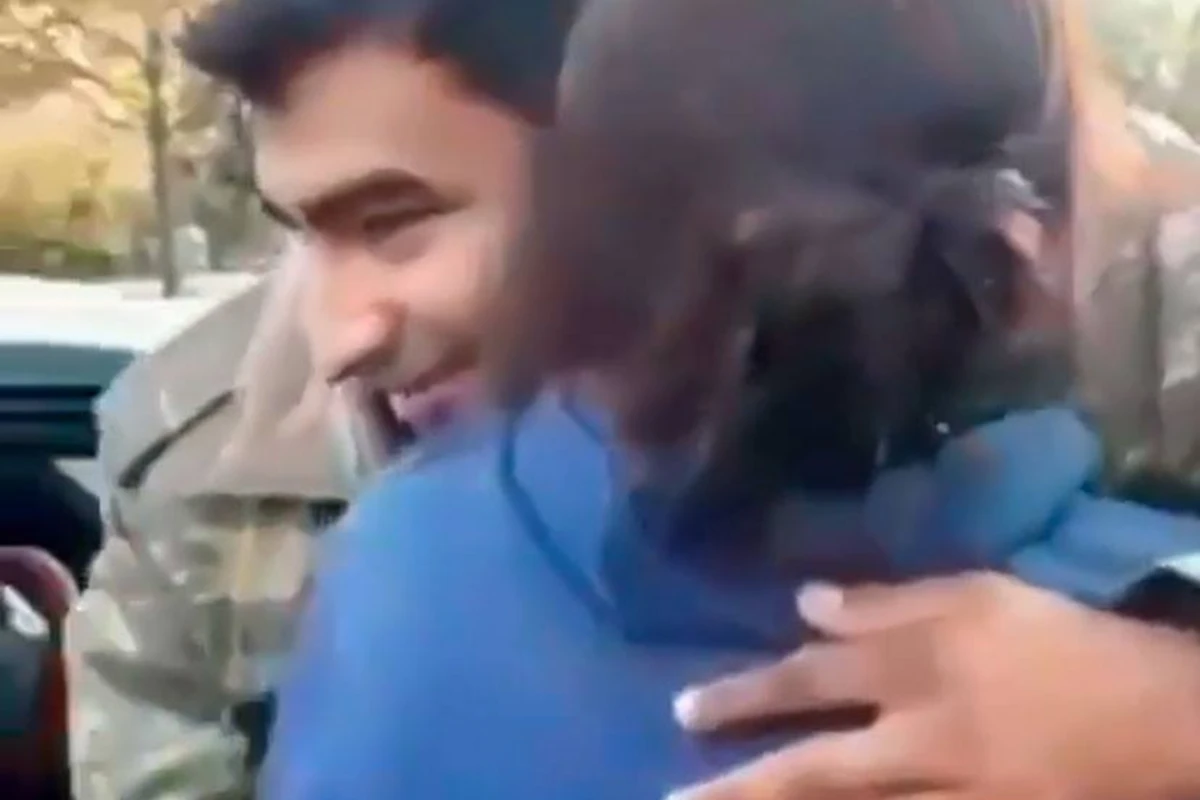 Anası evinə geri dönən qazimizin qarşısında diz çökdü - VİDEO Anası evinə geri dönən qazimizin qarşısında diz çökdü - VİDEO