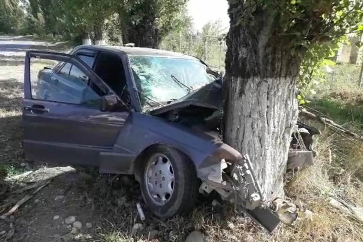 В Азербайджане Merсedes врезался в дерево, погибли 3 человека - ФОТО