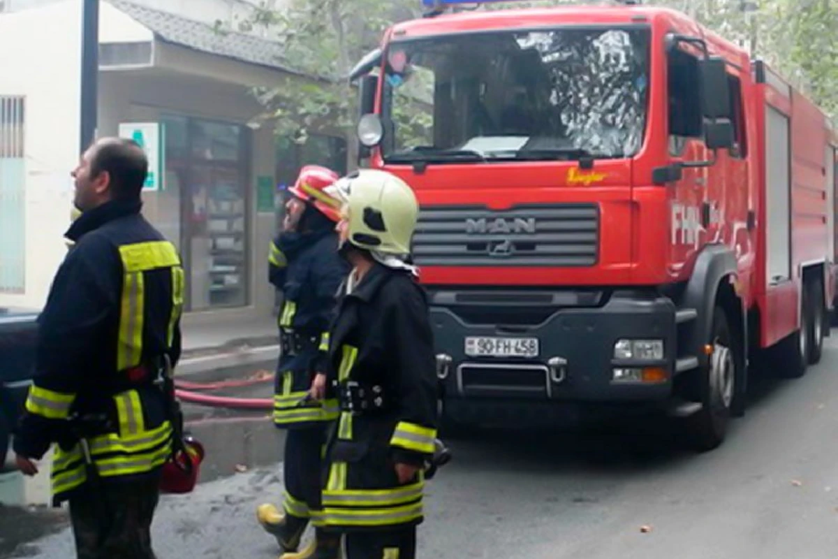 Пожар в многоэтажном жилом доме в Баку - спасены 4 человека