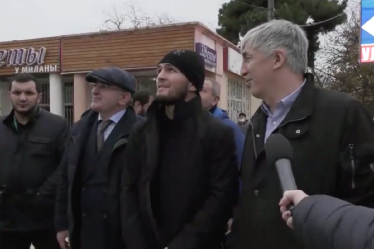 Нурмагомедов побывал у граффити с изображением отца в Дербенте - ВИДЕО
