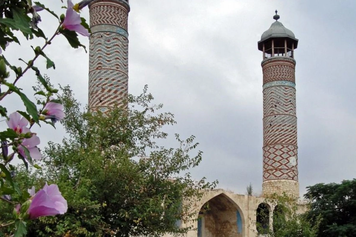 Ağdam məscidinin girişindəki sözlərin tərcüməsi - FOTO