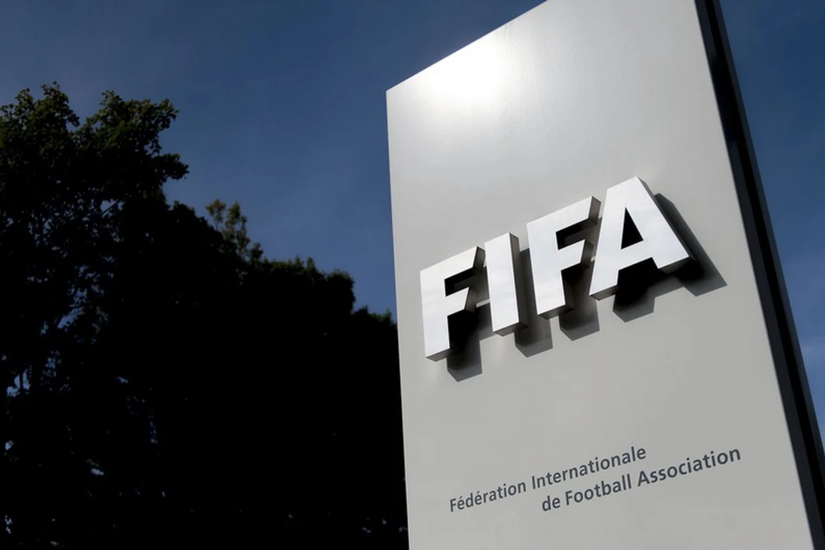 FIFA federasiya prezidentini futboldan ömürlük kənarlaşdırdı