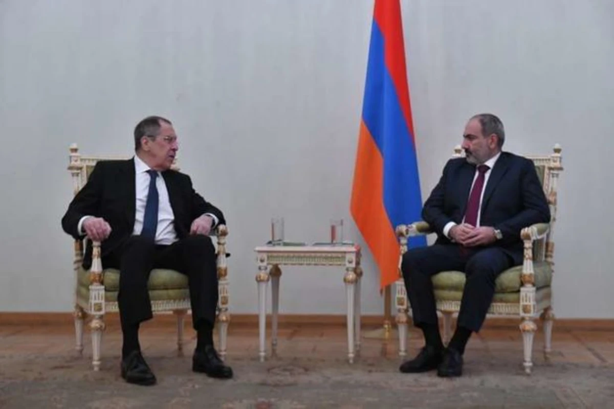 Lavrovun İrəvanda görüşündə Rusiya bayrağı niyə qoyulmadı? - FOTO Lavrovun İrəvanda görüşündə Rusiya bayrağı niyə qoyulmadı? - FOTO