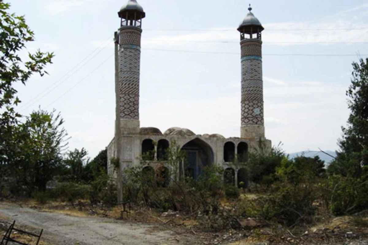 Ağdamın Cümə məscidi də işıqlandırıldı - FOTO Ağdamın Cümə məscidi də işıqlandırıldı - FOTO