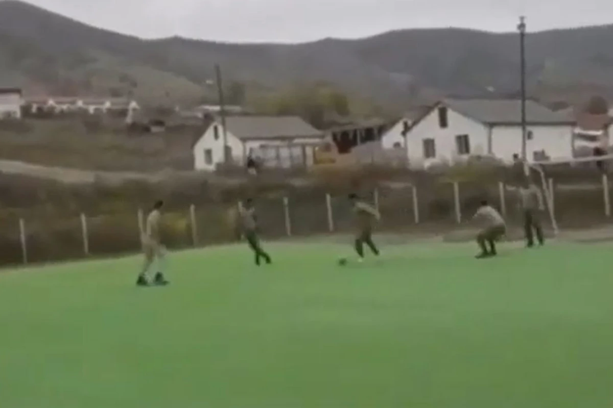 Əsgərlərimiz Qubadlıda futbol oynadı - VİDEO Əsgərlərimiz Qubadlıda futbol oynadı - VİDEO