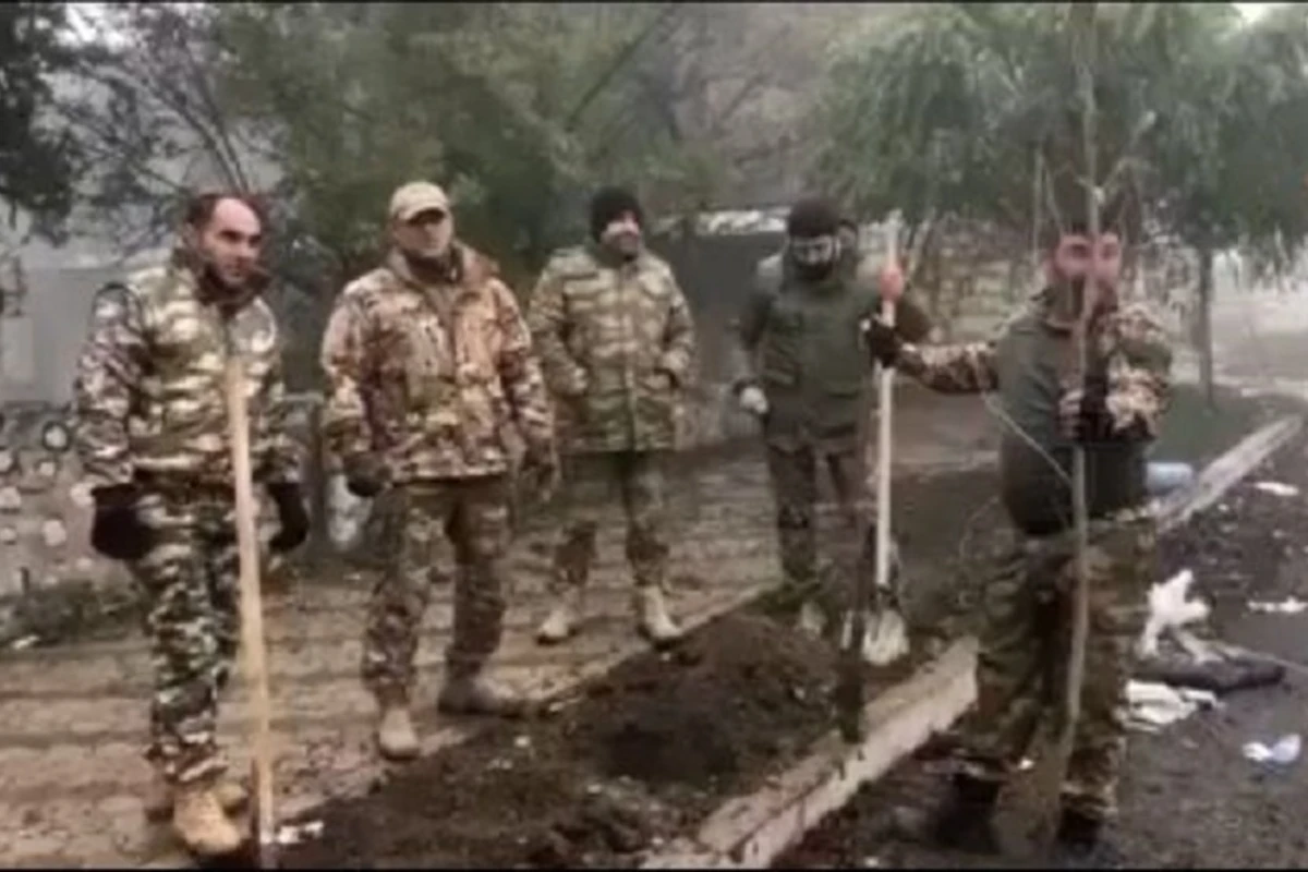 Azərbaycan hərbçiləri Şuşada Xan çinarları əkdi - VİDEO Azərbaycan hərbçiləri Şuşada Xan çinarları əkdi - VİDEO