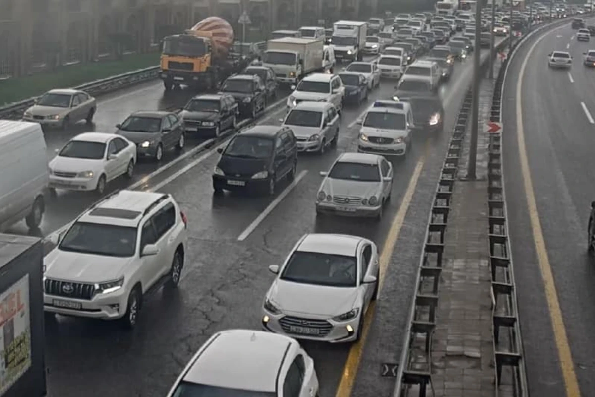 Bakıda yük maşını aşdı, tıxac yarandı - FOTO