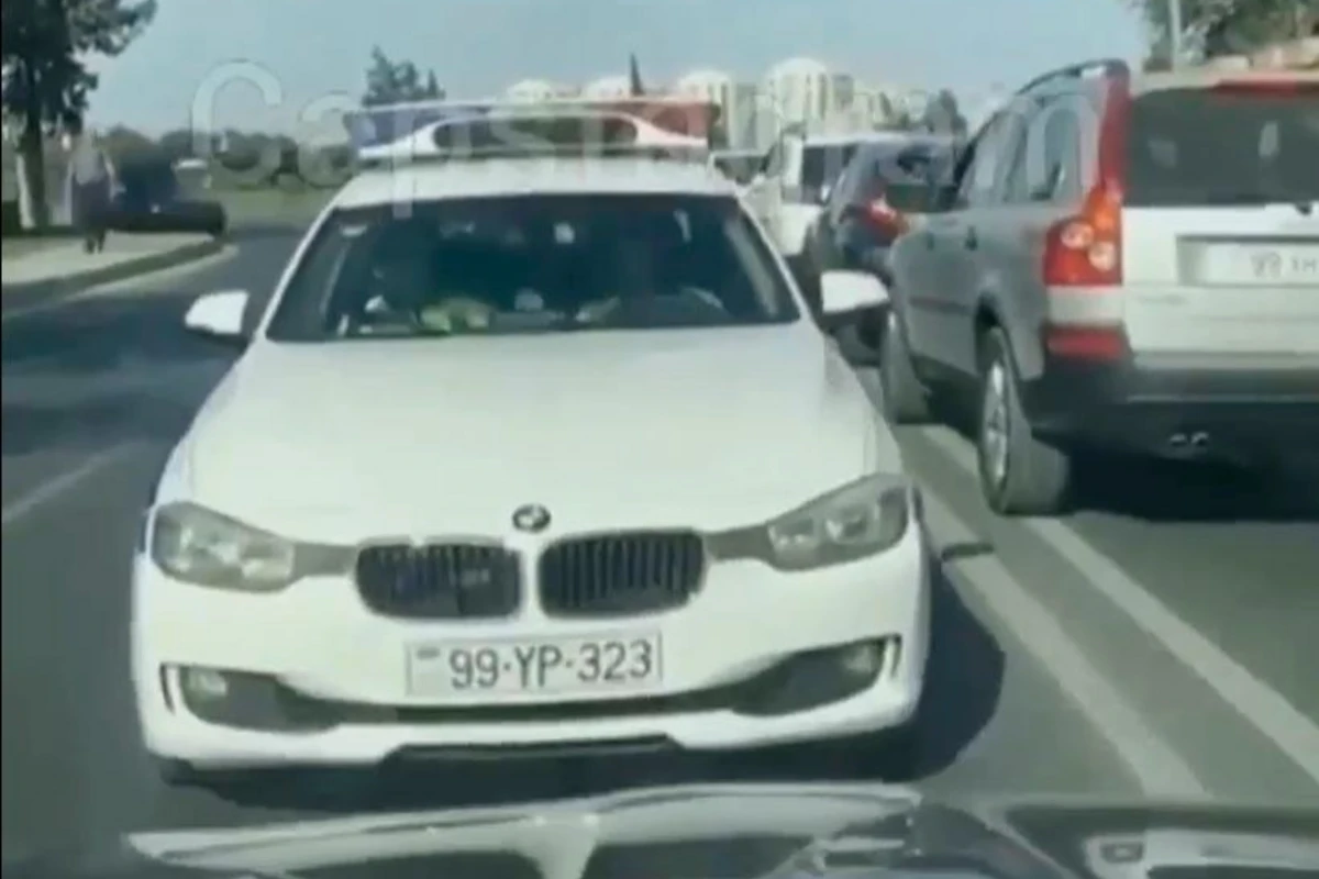 В Баку автомобиль выехал на встречную полосу и едва не столкнулся с машиной дорожной полиции - ВИДЕО