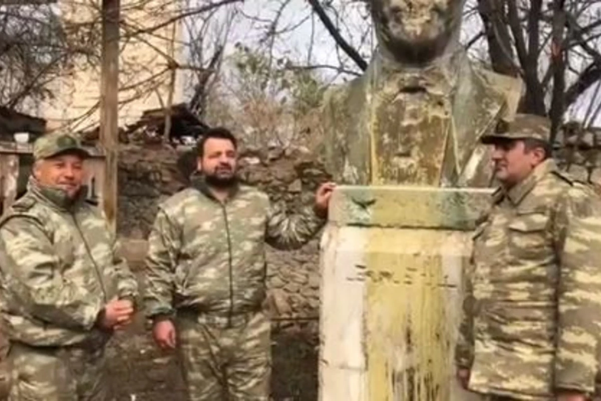 Samir Cəfərov Bülbülün Şuşadakı ev muzeyində “Sənsiz” romansını ifa etdi - VİDEO